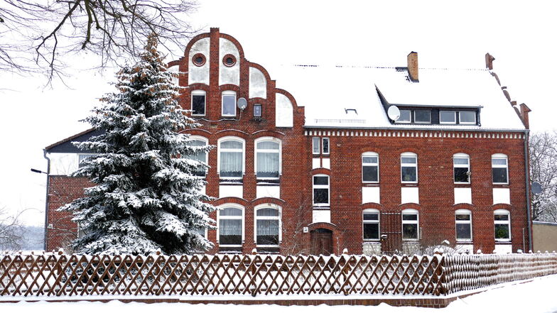 Alte Schule Proschim im Winterzauber 2021. Das Haus ist ebenso gerettet wie das gesamte Dorf – seit 14. Januar steht es fest.