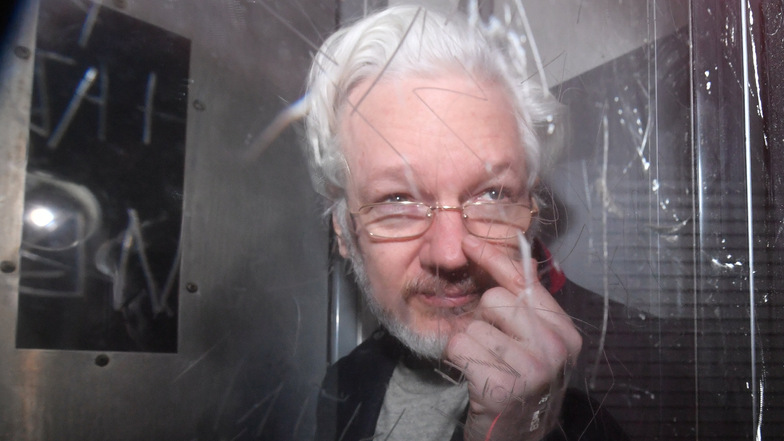 Die US-Justiz wirft dem gebürtigen Australier Julien Assange vor, gemeinsam mit der Whistleblowerin Chelsea Manning geheimes Material von US-Militäreinsätzen im Irak und in Afghanistan gestohlen und auf der Plattform Wikileaks veröffentlicht zu haben.