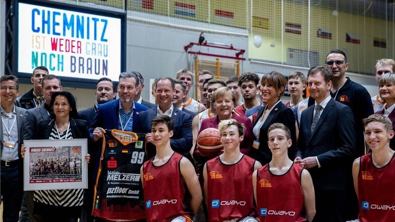Das offizielle Foto mit Club-Präsidentin Micaela Schönherr (3.v.r), Michael Kretschmer (2.v.r, CDU), Ministerpräsident von Sachsen, Barbara Ludwig (r, SPD), Oberbürgermeisterin von Chemnitz gab es auch noch.