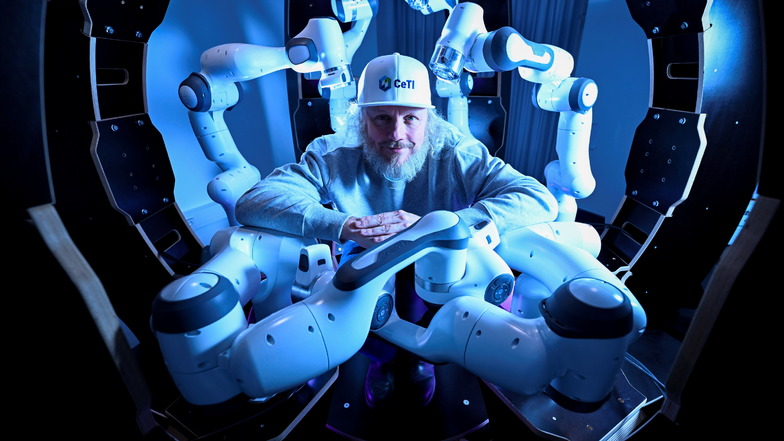 Professor Frank Fitzek forscht an Robotern, die künftig das Kochen oder Pflegetätigkeiten übernehmen könnten. Foto: SZ/Veit Hengst