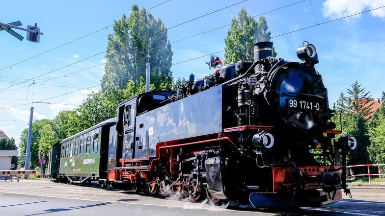 Schmalspuren dampfen noch heute über die Meißner Straße in Höhe Weißes Roß und durch den Lößnitzgrund. Ein Programm zum Streckengeburtstag gibt es in Radebeul Moritzburg und Radeburg.