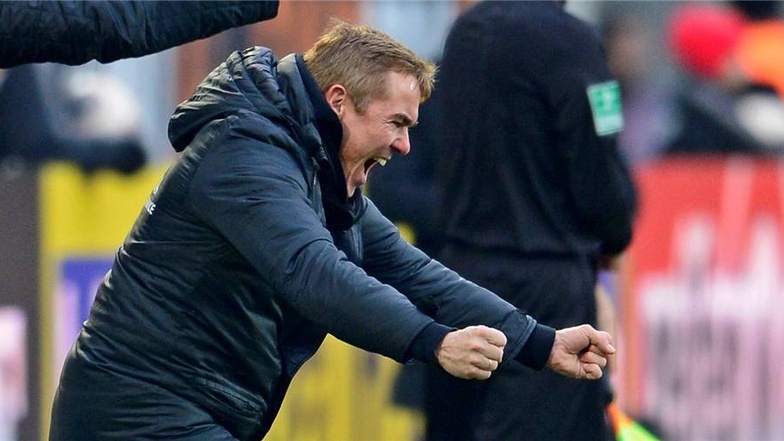 Und auch er freut sich: Dresdens Trainer Olaf Janßen jubelt nach dem 3:2 Sieg.