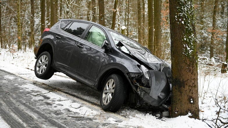 Schneefall und Straßenglätte wurde einem Kraftfahrer Sonntagmittag zwischen Königshain und Reichenbach zum Verhängnis.