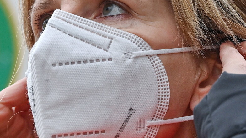 Eine Frau trägt eine FFP2-Schutzmaske. Maximal drei Mal lässt sich solch eine Maske im Beutel auskochen - nach Expertenmeinung ist das Auskochen die sicherste Methode.