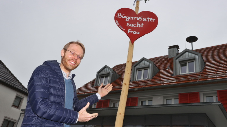 Jörg Aghte, Bürgermeister der Gemeinde steht vor der "Kontaktanzeige" am Maibaum.