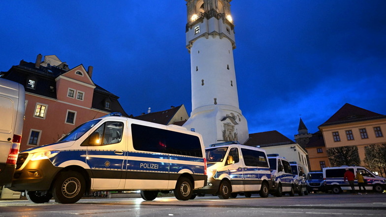Immer wieder montags: Polizeifahrzeuge stehen auf dem Kornmarkt in Bautzen.