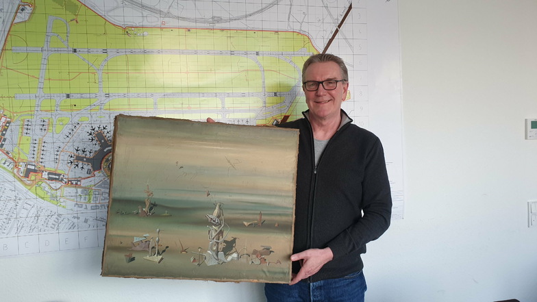 Kriminalhauptkommissar Michael Dietz hält das Gemälde des surrealistischen französischen Malers Yves Tanguy in den Händen.