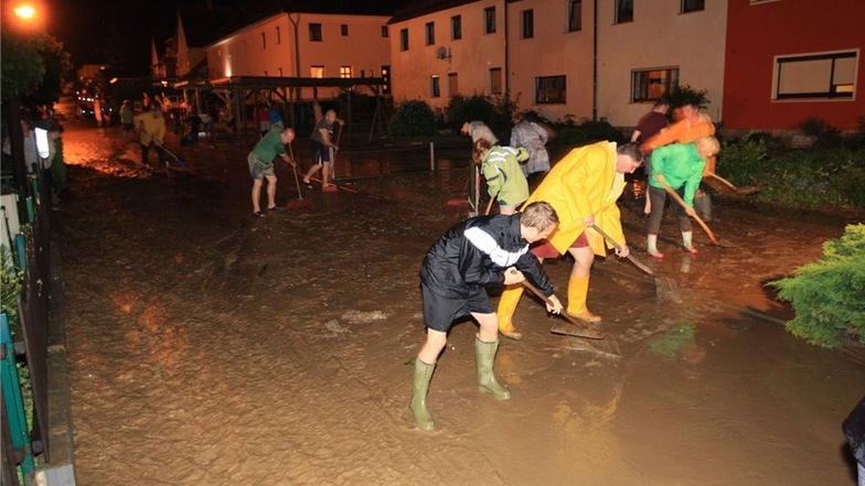 Nach heftigen Gewitterregen hat sich in der Nacht zum Freitag eine Schlammlawine durch den Pirnaer Ortsteil „Piependorf“ gewälzt.