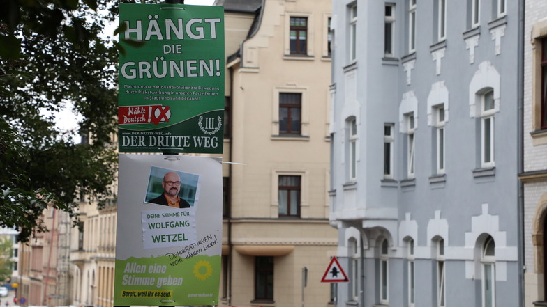 Die umstrittenenen Wahlplakate der Splitterpartei "III Weg" müssen in Zwickau abgehängt werden.