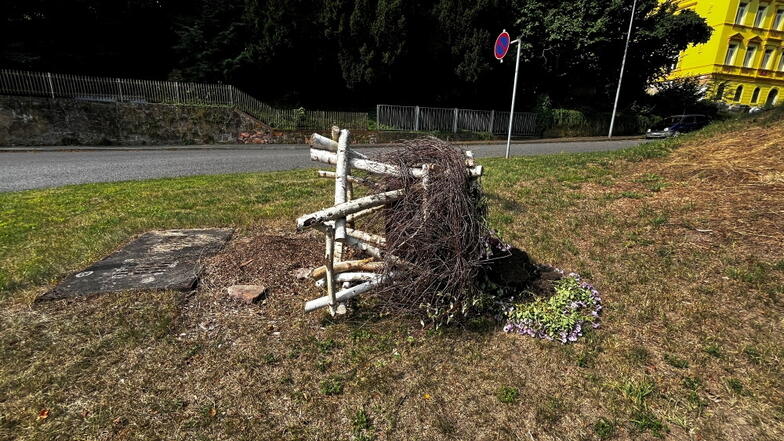 In der Haarnadelkurve der Bergstraße haben Unbekannte die von Stadtmitarbeitern selbst gebaute Pflanzschale umgeworfen. Wer hat den oder die Täter dabei beobachtet?