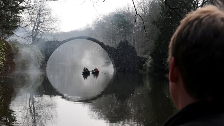 2017 wurde für "Der Zauberlehrling" ebenfalls vor der malerischen Brückenkulisse in Kromlau gedreht. Im Wasser spiegelt sich die Brücke so, dass es einen vollständigen Kreis ergibt.