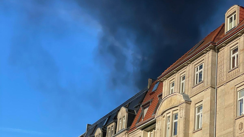 Rauch über Striesen: Im Hinterhof eines Wohnhauses war dort am Dienstagabend ein Feuer ausgebrochen.