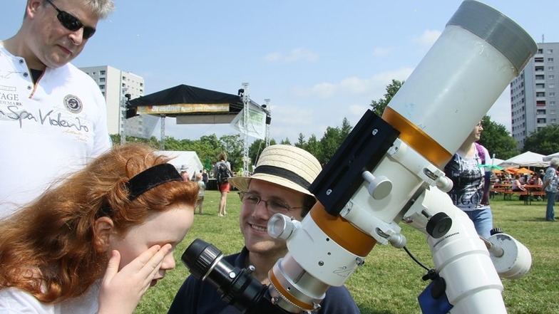 Mondflecken entdeckt Lydia Bomsdorf durchs Teleskop des Hobby-Astronomen Sebastian Kobelt(r,).