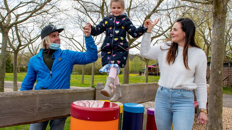 Emma(4, Mitte) und ihre Eltern Steffi Füleki (rechts) und Maik Füssel aus Dresden freuen sich sichtlich über den geöffneten Sonnenlandpark. Sie haben gleich verschiedene Spielgeräte ausprobiert.