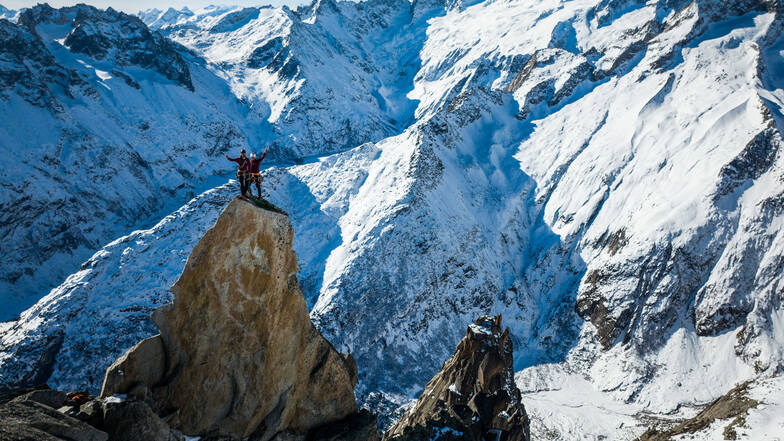 Die beiden Alpinisten und Bergführer Michi Wohlleben und Lukas Hinterberger stellen sich in Triple Edge einer besonderen alpinistischen Herausforderung.