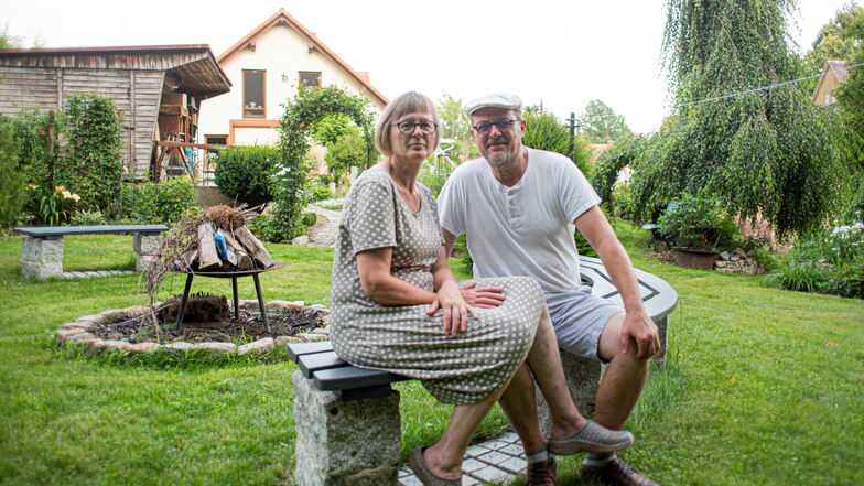 Manuela und Thomas Schöne genießen das große Gelände hinterm Haus an der Pulsnitzer Straße in Kamenz. Dass es hier so viel Grün und damit verbundene Ruhe gibt, wissen die wenigsten.