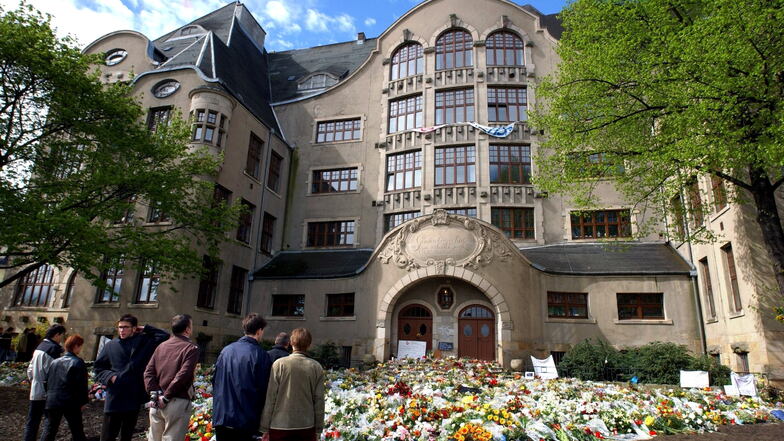 Das Foto von 2002 zeigt das Gutenberg-Gymnasium nach dem Amoklauf.