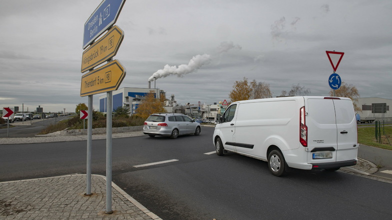 Vorsichtig tastet sich ein Transporter am Mühlbacher Kreisverkehr vor. Ein Fahrstil, der dem Juniorchef eines Schönfelder Unternehmens sehr gefallen dürfte.