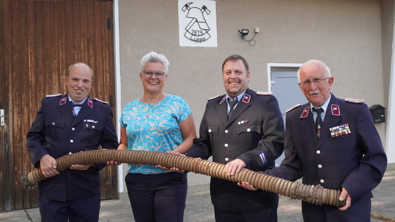 Ein Schlauch aus dem 19. Jahrhundert das älteste noch erhaltene Relikt des Löschwesens in Luppa. Standortleiter Thomas Heinrich, Bürgermeisterin Madeleine Rentsch, Jugendwart Axel Müller und der langjährige Wehrleiter Alwin Hensel (v.l.) präsentieren ihn.