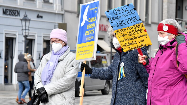 Seit Putin die Ukraine im Februar 2022 angegriffen hat, halten die "Omas gegen Rechts" monatlich eine Mahnwache für Frieden am Neumarkt in Dresden ab. "Unsere Enkel brauchen Frieden", sagen sie.