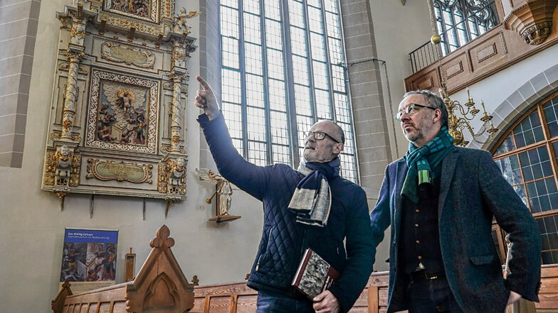 Im Bautzener Petri-Dom vergibt die Mättig-Stiftung - das Foto zeigt den Vorsitzenden Dr. Uwe Koch (l.) bei einem Gespräch mit Pfarrer Christian Tiede - während eines Festgottesdienstes am 26. September zwei Stipendien.