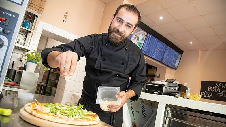 Siamend Omar, Inhaber der Pizzeria Bravo Italiano, bereitet eine Pizza "Parma Rucola" zu. Er hat es beim Sächsische.de-Voting auf Platz 2 geschafft.