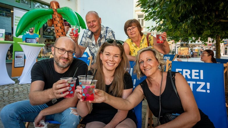 Christian Lorenz , Stefan Haynert, Stefanie Günther, Heike Haußmann und Manuela Haußmann genießen den Melonencocktail vor dem DDV Lokal am Niedermarkt.