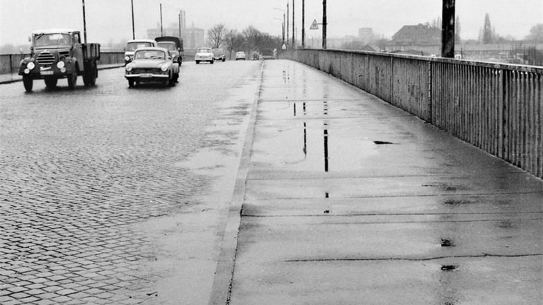 So sieht die Flügelwegbrücke im November 1973 aus. Wegen des geringen Quergefälles und Unebenheiten in der Fahrbahn kann das Wasser nicht mehr abfließen.