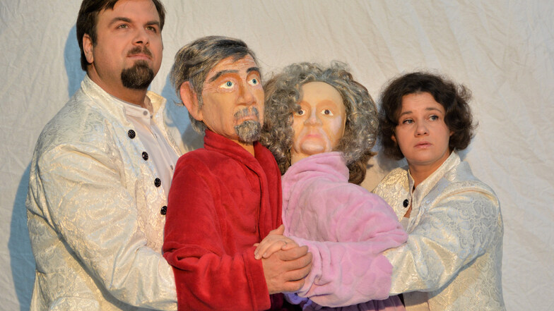 Bogna von Woedke und Tinko Fritsche-Treffkorn haben das berührende Theaterstück "Vom Reisen" über die Liebe eines gealterten Paares entwickelt: mit lebensgroßen Puppen, Schauspiel und vielen Chansons.