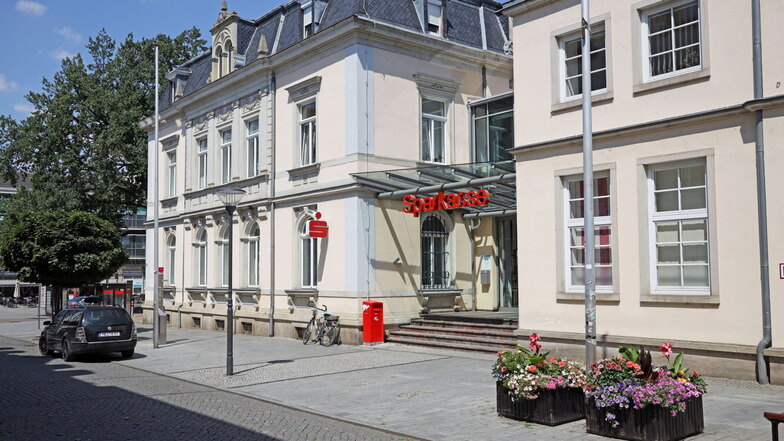 Der Eingang zum Hauptsitz der Sparkasse Meißen an der Riesaer Hauptstraße.