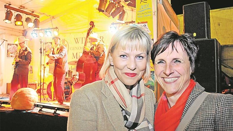 Das Weindorf – hinter der Roten Schule fühlen sich Yvette Nehring und Katja Klütz aus Leipzig bei Countryrock wohl.