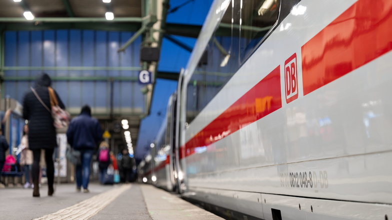 Von solchen Bildern können Oberlausitzer, die nach Polen reisen wollen, nur träumen: Im Stuttgarter Hauptbahnhof fährt ein ICE ein und bringt die Fahrgäste flugs in die Ferne.