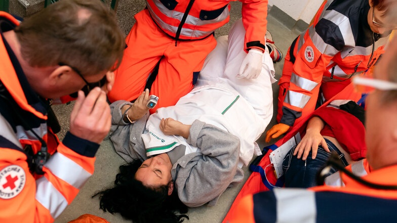 Rettungssanitäter übernahmen die Erstversorgung der Verletzten.
