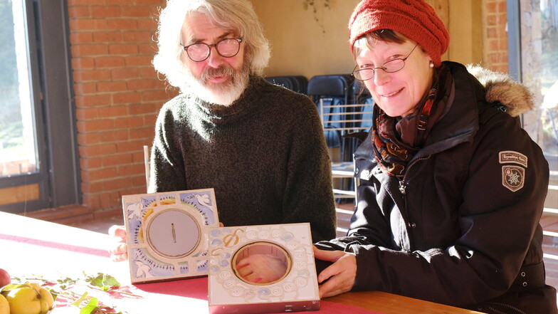 Helge Landmann und Britta Fischer präsentieren die ersten beiden Exemplare der kunstvollen Keramikbodenplatten.