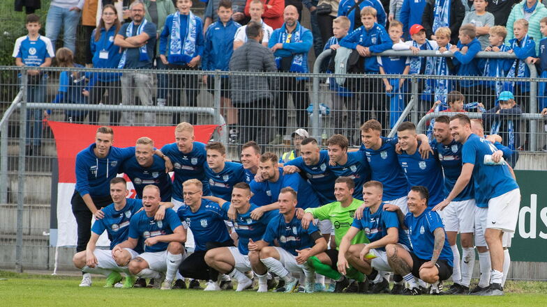 Gruppenfoto vor den 150 mitgereisten Fans: Für die Spieler von Frisch Auf Wurzen war das Duell mit Dynamo ein Erlebnis. Finanziell könnte es ein böses Erwachen geben.