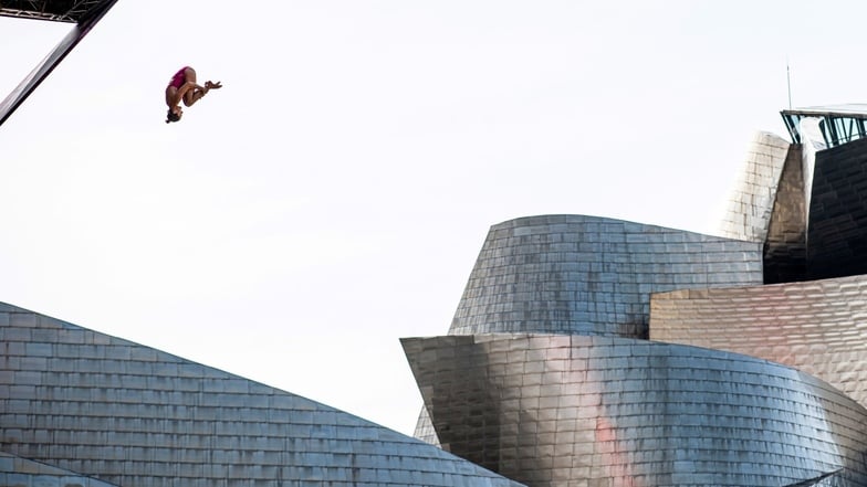 Auch wenn es so aussieht: Iris Schmidbauer springt beim Saisonfinale der Klippenspringer in Bilbao nicht ins Guggenheim-Museum.