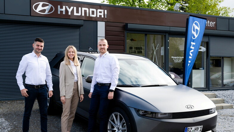 Das Autohaus Winter ist jetzt auch in Bautzen präsent. Hyundai-Verkaufsleiter Tom Heinzelmann (l.), Geschäftsführerin Elisa Winter und Verkaufsberater Robin Baumbach zeigen den vollektrischen Ioniq 5, das Aushängeschild des Autohauses.
