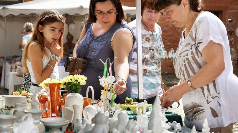 Auf dem Töpfermarkt im Klosterhof gibt es eine ganze Menge Handwerkliches zu entdecken. Leni und ihre Mutti finden getöpfertete Blumen.