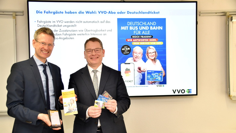 DVB-Vorstand Andreas Hemmersbach (l.) und VVO-Geschäftsführer Burkhard Ehlen empfehlen das Deutschlandticket auf dem Handy.