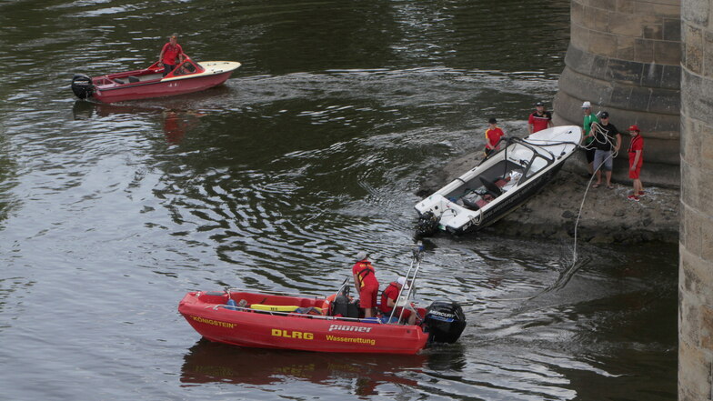 Bei dem Stadtfest in Pirna kam es zu einem Bootsunfall auf der Elbe. Dabei wurde ein Brückenpfeiler angefahren.