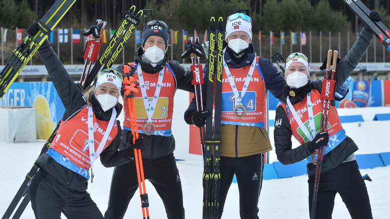 Eine Klasse für sich: Tiril Eckhoff, Tarjei und Johannes Thingnes Bö sowie Marte Olsbu Röiseland aus Norwegen bejubeln den Erfolg in der Mixed-Staffel.
