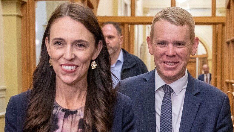 Jacinda Ardern (M), Premierministerin von Neuseeland, und Chris Hipkins (r), designierter neuer Premierminister, kommen zu ihrer Fraktionsabstimmung im Parlament in Wellington.