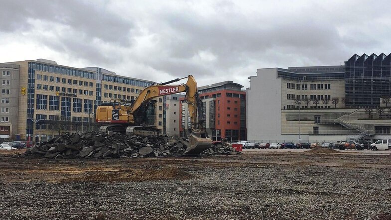 Auf dem Ferdinandplatz in Dresden haben die Arbeiten für das neue Verwaltungszentrum begonnen. Zunächst wird metertief gegraben.