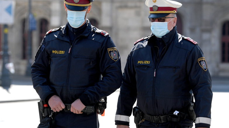Polizisten mit Mundschutz sind in der Wiener Innenstadt auf Streife. Aufgrund der Coronavirus-Pandemie besteht Maskenpflicht für Polizeibeamte.