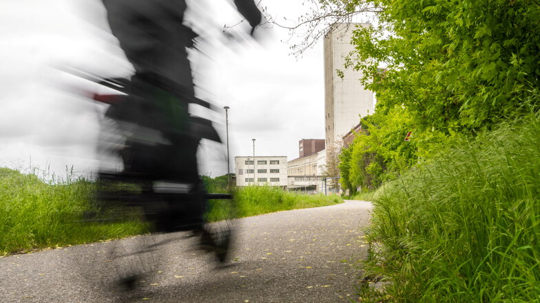 Radler fahren unterhalb der Bahnhofstraße bis ans Muskatorgelände (Hintergrund), müssen dann aber den Berg hinauf abbiegen, um es zu umfahren. Künftig soll das nicht mehr nötig sein.