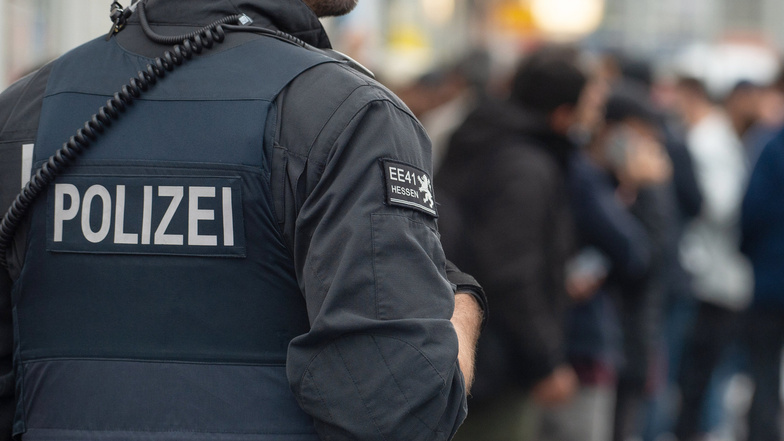 Bundesweit hat die Polizei am Dienstag Razzien und Vernehmungen nach Hasskommentaren gegen Politiker im Netz durchgeführt. Allein 18 Fälle sind in Sachsen angesiedelt.