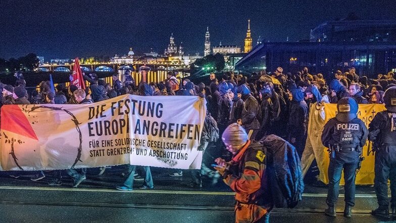 Demonstranten der linken Szene protestieren gegen Merkels Flüchtlingspolitik.