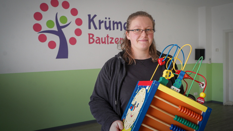 Nadine Schulze räumt das letzte Spielzeug aus dem Krümelland. Ende Februar schließt sie das Fitness- und Freizeitzentrum in Bautzen, in dem sich alles um Kinder und Familie drehte.