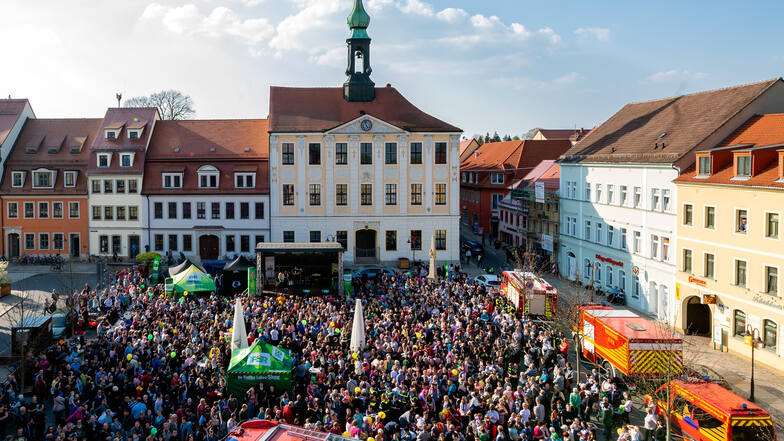 Am 8. April war der Marktplatz in Radeberg mit Menschen gefüllt. Alle wollten die Spendenaktion unterstützen.