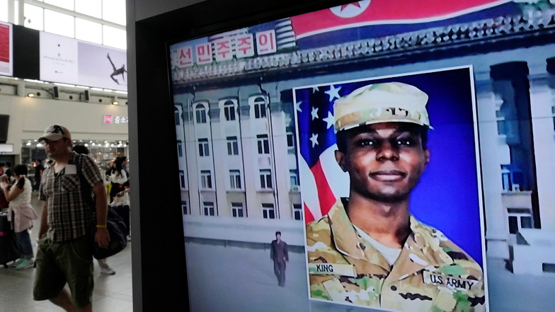 Ein Fernsehbildschirm zeigt ein Bild des US-amerikanischen Soldaten Travis K. während einer Nachrichtensendung im Bahnhof von Seoul.